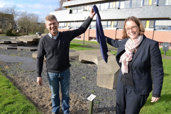 Onthulling bordje bij kunstwerken