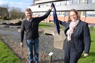 Onthulling bordje bij kunstwerken
