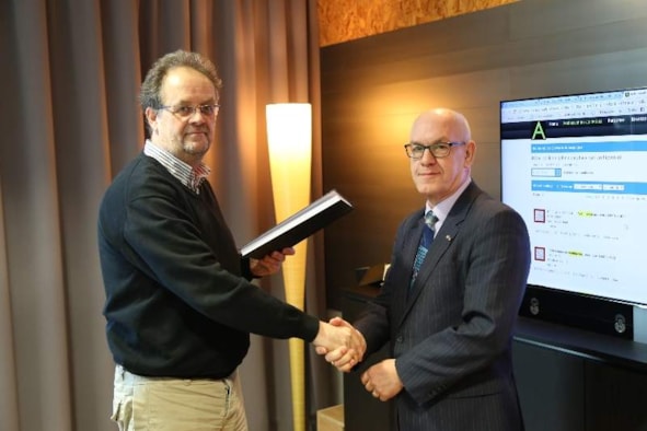 Burgemeester Van der Riet en Dirk Dekema directeur van het Westfries Archief