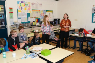 Wethouder De Jong bij discussies op de basisschool De Bussel in Blokker