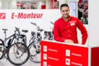 E-monteurs staan paraat voor reparatie in de winkel