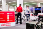 E-bike experts informeren de klant over de verschillende bikes