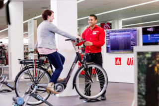 Op speciale loopbanden met virtueel scherm kunnen klanten fietsen testen