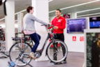 Op speciale loopbanden met virtueel scherm kunnen klanten fietsen testen