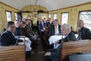 GS en WF bestuurders in de stoomtram op weg naar Medemblik
