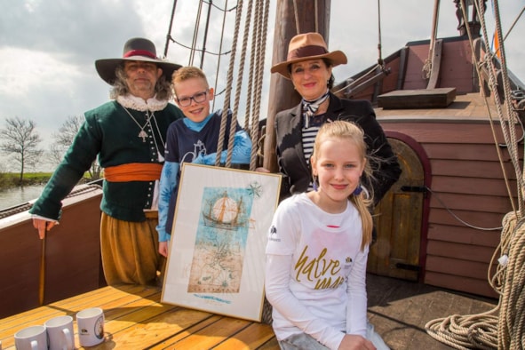 Henry Hudson, Max en Tessa Ligthart en kunstenares Leentje Linders met originele VOC-aandeel 2016