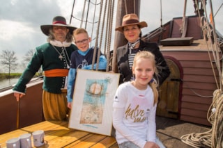 Henry Hudson, Max en Tessa Ligthart en kunstenares Leentje Linders met originele VOC-aandeel 2016