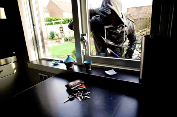 Inbreker ziet waardevolle spullen door keukenraam