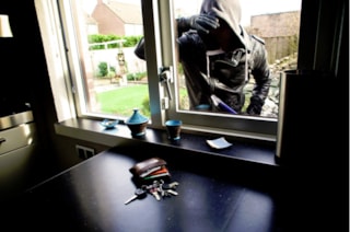 Inbreker ziet waardevolle spullen door keukenraam