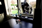 Inbreker ziet waardevolle spullen door keukenraam
