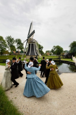 Zuiderzeemuseum Klederdrachtfestival bij de molen 2014 foto Madelon Dielen