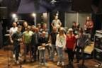 Band, deelnemers, zangcoach, filmers en presentator van Volgspot #3 Doe Maar