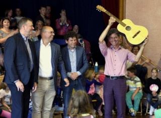 Dick Bruin van Parcival met gitaar