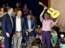 Dick Bruin van Parcival met gitaar