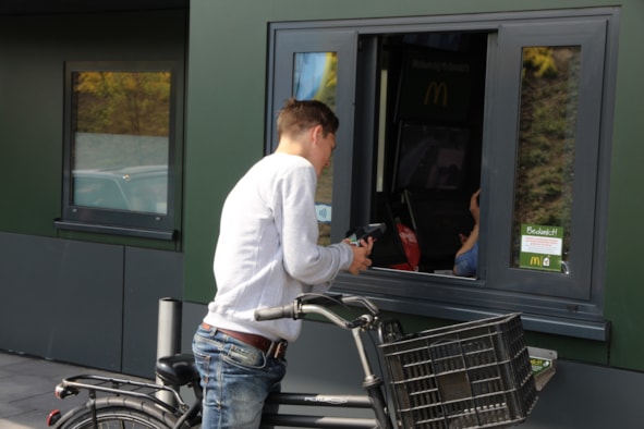 De McDrive wordt tijdelijk een McBike Thru!