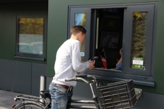 De McDrive wordt tijdelijk een McBike Thru!
