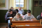 Schrijfles op linkshandigendag in het Zuiderzeemuseum_Foto Frank Bedijs