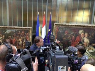 Ad Geerdink bij zijn schilderijen