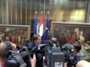 Ad Geerdink bij zijn schilderijen