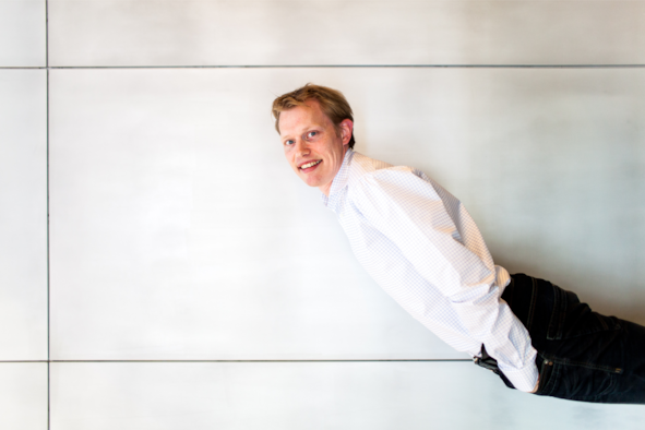 20161015_Kik - Jan Beuving - Raaklijn - fotograaf Maartje ter Horst - staand- bewust op de kop - onderkant is het kruis