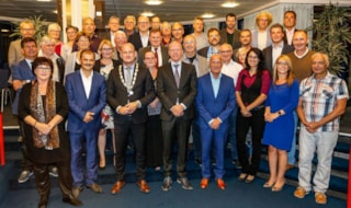 De voltallige gemeenteraad van Hoorn met burgemeester griffier en secretaris