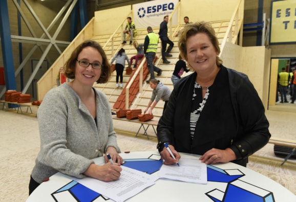 Ondertekening ESPEQ Judith de Jong en Suzanne den Dulk