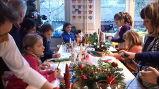 Kinderen maken kerststukje