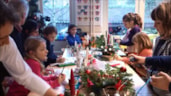 Kinderen maken kerststukje