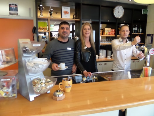 foto vrijwilligers achter de bar