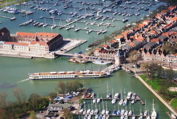 riviercruiseschip in haven