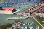 riviercruiseschip in haven