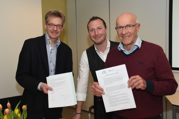 ondertekening zonne-initiatief Hoorn en wethouder Bashara brandweerkazerne klein