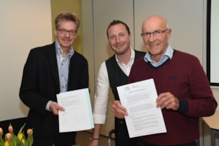 ondertekening zonne-initiatief Hoorn en wethouder Bashara brandweerkazerne klein