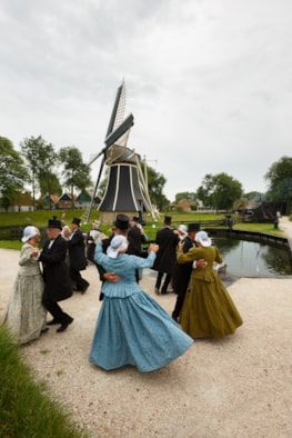Klederracht festival bij de molen