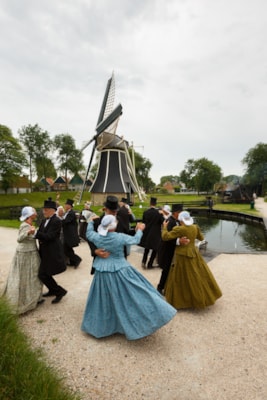 Klederracht festival bij de molen