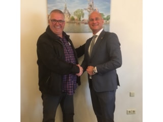 Voorzitter KHN Hoorn Rene Stam en Burgemeester Hoorn Jan Nieuwenburg