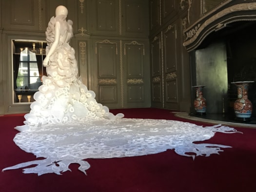12 PB Bruidsjurk Maghsoudi in Westfries Museum