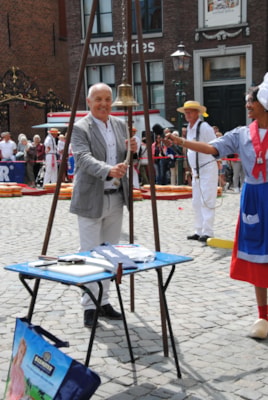 Voorzitter Oud Hoorn luidt de bel