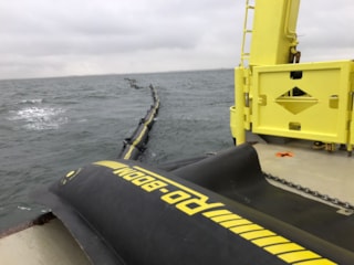 Oliekerend scherm op de Noordzee vanuit de m.s. Arca