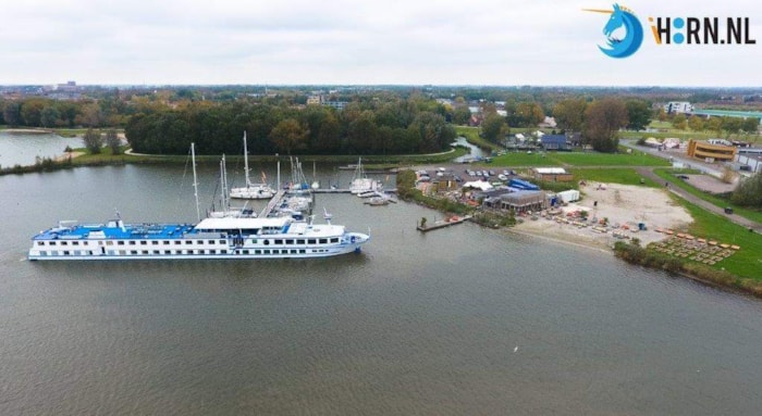Cruiseschip in haven Schelpenhoek