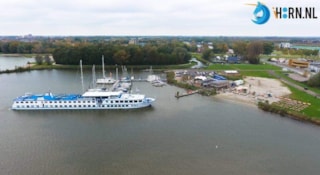Cruiseschip in haven Schelpenhoek