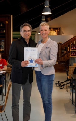 2018-16 Zuiderzeemuseum_uitreiking titel dementievriendelijk_Stephan Warnik en Annet Koelman_Foto Madelon Dielen (2)