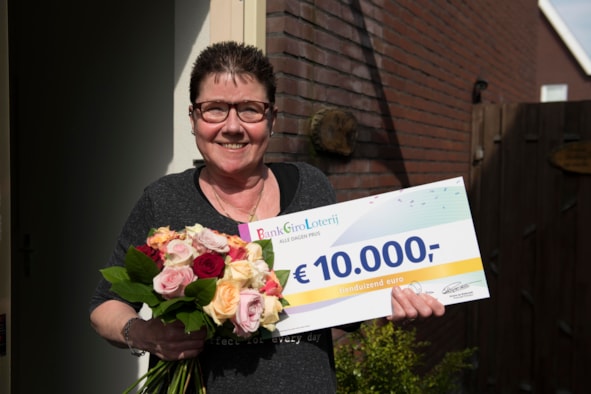 Gerda uit Zwaag ontvangt een cheque van 10.000 euro van de BankGiro Loterij