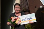 Gerda uit Zwaag ontvangt een cheque van 10.000 euro van de BankGiro Loterij