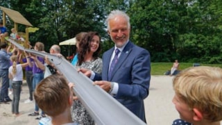 Wethouder Theo van Eijk verrichtte samen met kinderen de feestelijke heropening.