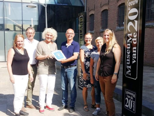 Overhandiging educatief project museum juli 2018