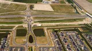 Links de rotondes en de onderdoorgang onder de N302 en rechts het viaduct bij de Rijweg.