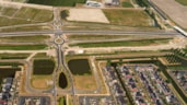 Links de rotondes en de onderdoorgang onder de N302 en rechts het viaduct bij de Rijweg.