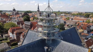 Toren Oosterkerk in de steigers