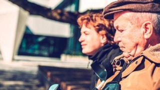 Meneer met krukken